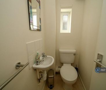 1 bedroom in a flat share to rent - Photo 5