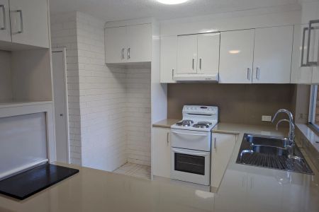 Light & Spacious Townhouse - Photo 4