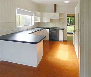 THREE BEDROOM RETREAT ON MORONEY STREET - Photo 2