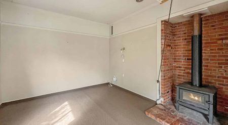 ASHBURTON, THREE EBDROOMS, LOG BURNER - Photo 2