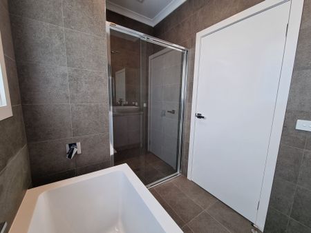 Luxurious Townhouse in Prime Location - Photo 4