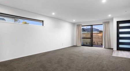 Light, Bright, Convenient - Photo 4