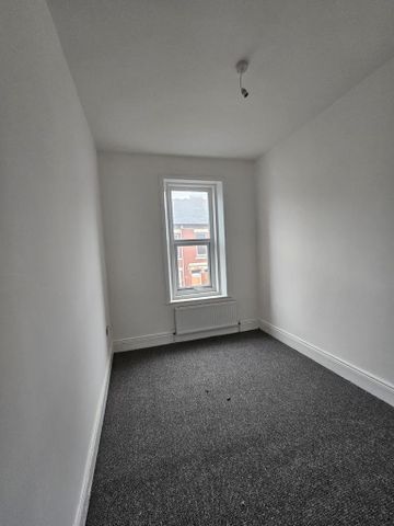 3 bedroom flat to rent - Photo 3