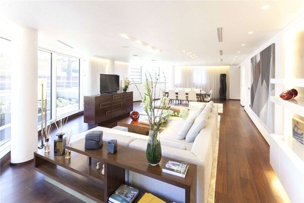 An opportunity to acquire a four bedroom lateral apartment (247 sq m/2,666 sq ft) set within this landmark purpose built block with parking and 24 hour concierge.viewing - Photo 1