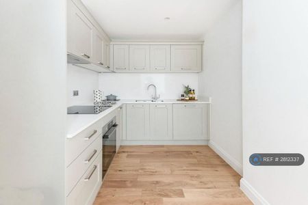 3 bedroom flat to rent - Photo 5