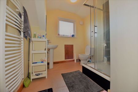 2 bedroom Flat in 1 Low Close Street, Leeds - Photo 2