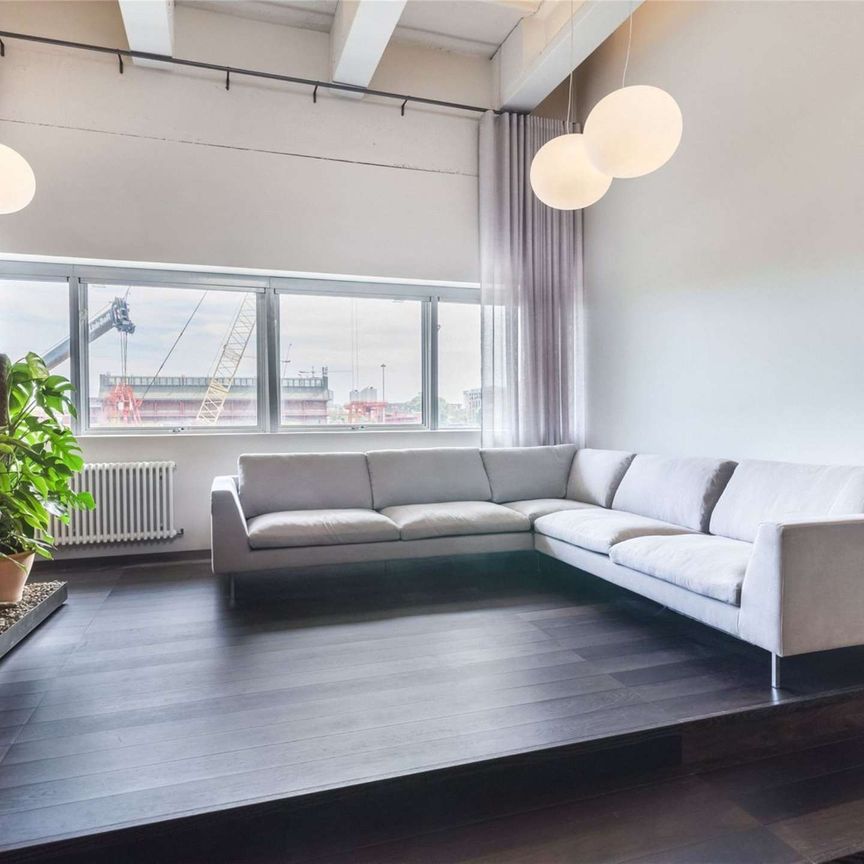 A spectacular one bedroom apartment in this exclusive converted commercial premises - Photo 1