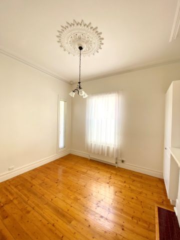 Light And Bright Victorian Beauty - Photo 3