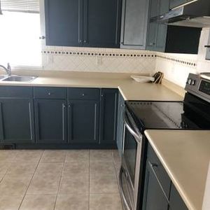 Very Nice 3 Bedroom Upper Suite - Photo 2