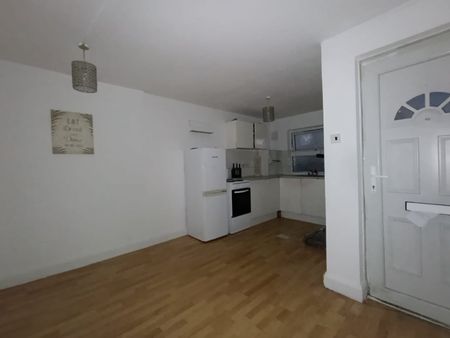 3 Bed Flat, Leytonstone Road, E15 - Photo 2