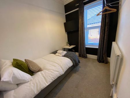 4 bedroom terraced house to rent - Photo 3