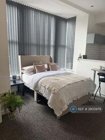 1 bedroom in a flat share to rent - Photo 4