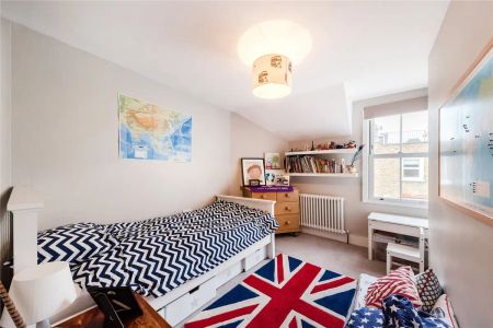 4 bedroom house in London - Photo 2