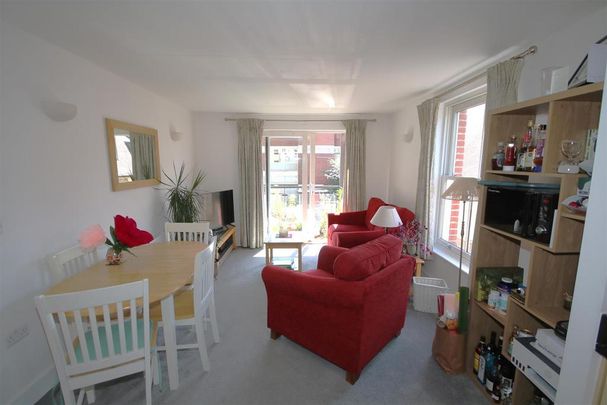 1 bedroom in a house share to rent - Photo 1