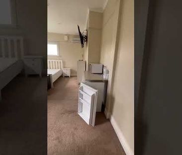 Spacious Fully Furnished Ensuite Room - Photo 4