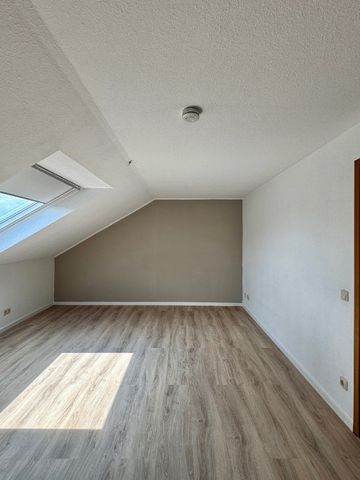 Haan Zentrum - Fußgängerzone! Großzügige Dachgeschosswohnung mit 2,5 Zimmern! - Photo 2