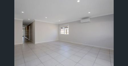 MODERN 3 BEDROOM HOME IN THE HEART OF PIMPAMA - Photo 2