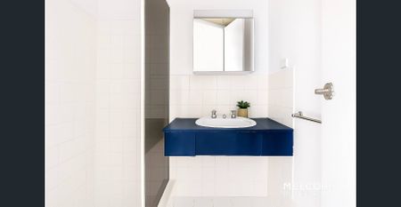 ENJOY THE BAYSIDE LIFESTYLE - UNFURNISHED - Photo 2