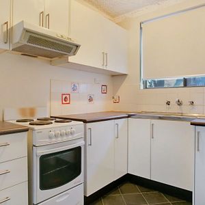 Tidy 2 bedroom unit - Photo 2