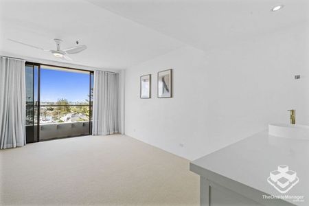 Half-floor apartment overlooking Yacht Club. - Photo 4