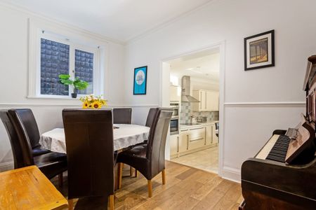 4 bedroom end of terrace house to rent - Photo 2