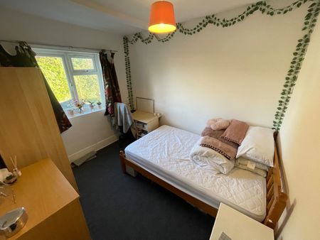 3 Bed Semi-Detached House, Broadlands Road, SO17 - Photo 2