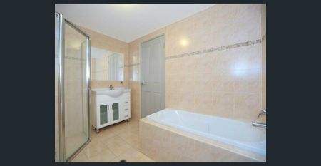 LARGE THREE BEDROOM GROUND FLOOR APARTMENT - Photo 5