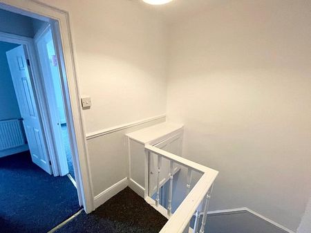 Longwood Gate, Huddersfield £650 pcm ⓘ The monthly or weekly payment required by the landlord. Read our glossary page , 2 bedrooms, house - terraced, to let * Tenant info - Photo 3