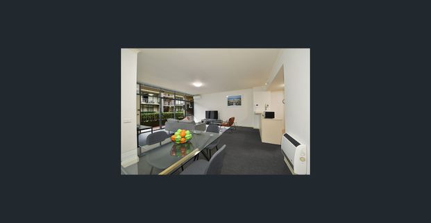 Bright & Spacious 2-Bed Melbourne CBD Apartment — Free Tram Zone, Near RMIT & Uni - Photo 1