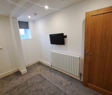 2 Bed Flat, Harrogate Road, LS7 - Photo 3