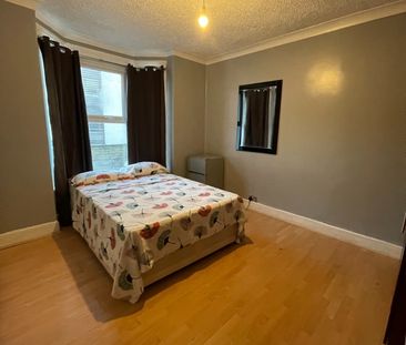 Room in a Shared House, Albert Square, E15 - Photo 1