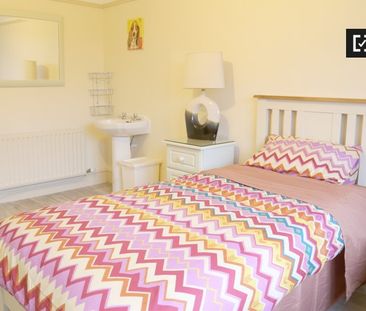 Spacious room in 4-bedroom houseshare in Clontarf, Dublin - Photo 4