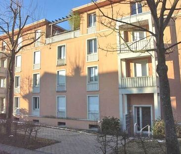 Modern, spacious living! - Photo 1