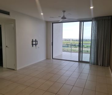 Stunning Top Floor 2 Bedroom Apartment with Lake Views - Photo 6