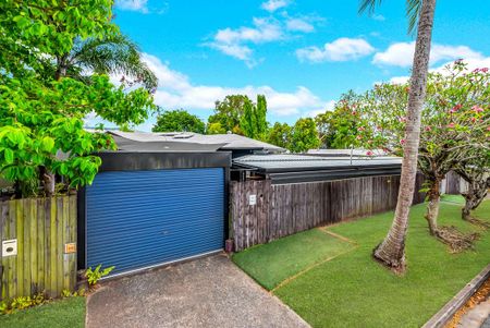 Lovely Quaint Convenient Home with Huge Pool! - Photo 2