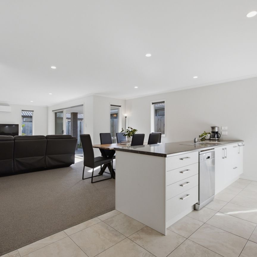 Immaculate and convenient - Photo 1