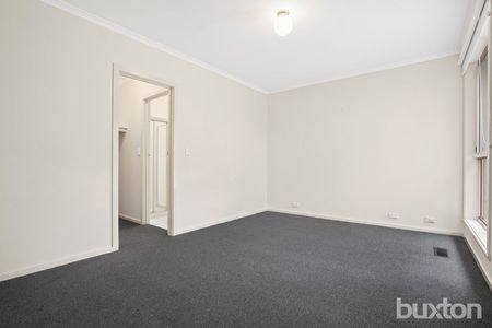 Immaculate three-bedroom home in a sought-after location - Photo 3