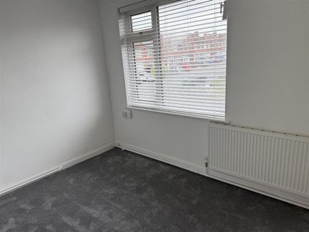 4 bedroom semi-detached house to rent - Photo 2