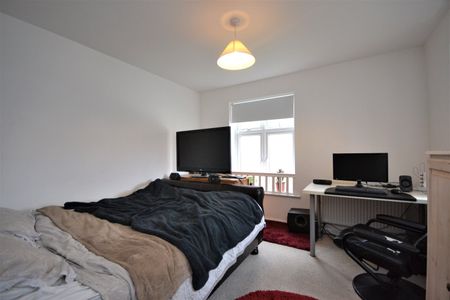 Flat to rent - Mackintosh Street, Bromley, BR2 - Photo 4