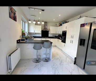 4 bedroom detached house to rent - Photo 3