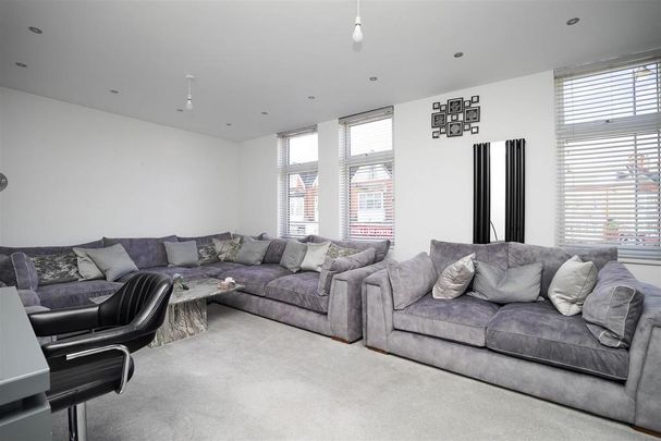 4 bedroom flat to rent - Photo 1