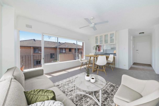 Top floor coastal apartment bathed in sunlight - Photo 1