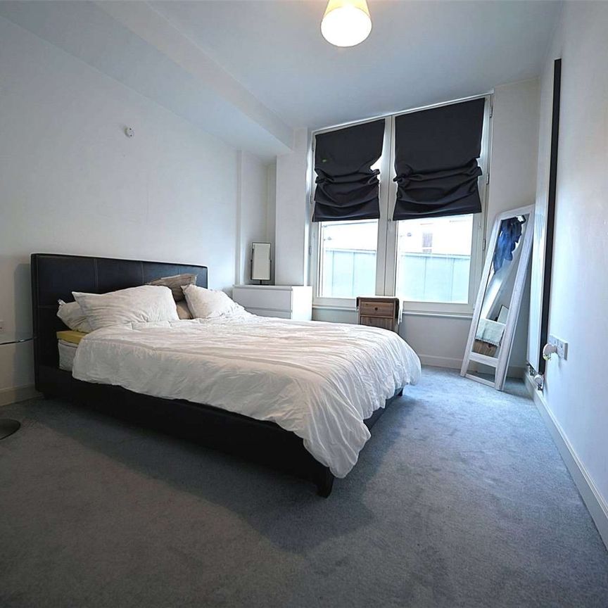 Fantastic Fully Furnished One Double Bedroom Apartment in the heart of Manchester's Spinningfields district. - Photo 1