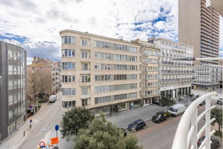 Ruim en lichtrijk appartement met 3 slaapkamers pal aan strand - Photo 5