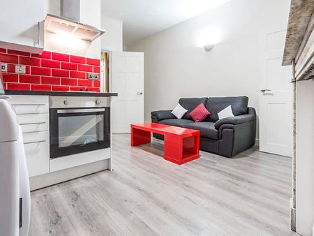 Apt 5, 18 Queen Square - Photo 2