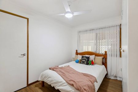 Spacious Burnside Family Home with Huge Shed - Walk to Schools! - Photo 5