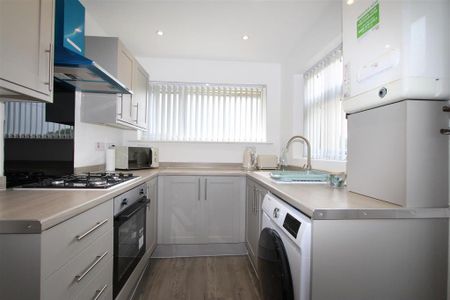 3 bedroom semi-detached bungalow to rent - Photo 5