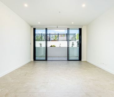 Near New Ground Floor Apartment with Courtyard & Great Natural Ligh... - Photo 2
