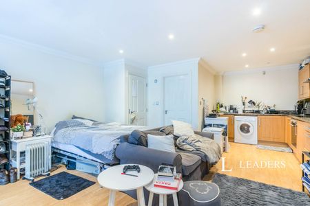 studio to rent Priory Mews, Guildford Street, Chertsey, KT16 - Photo 2