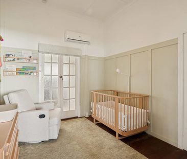 CHARMING CHARACTER HOME WITH POOL & SPACIOUS OUTDOOR LIVING - Photo 4